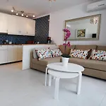 Overlooking Yumbo Centre With Heated Pool *