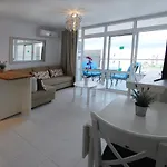 Overlooking Yumbo Centre With Heated Pool 아파트
