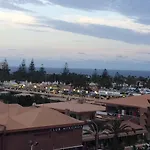 Overlooking Yumbo Centre With Heated Pool 아파트