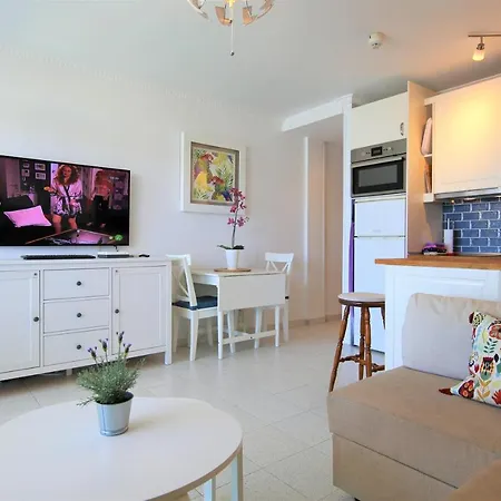 Overlooking Yumbo Centre With Heated Pool *