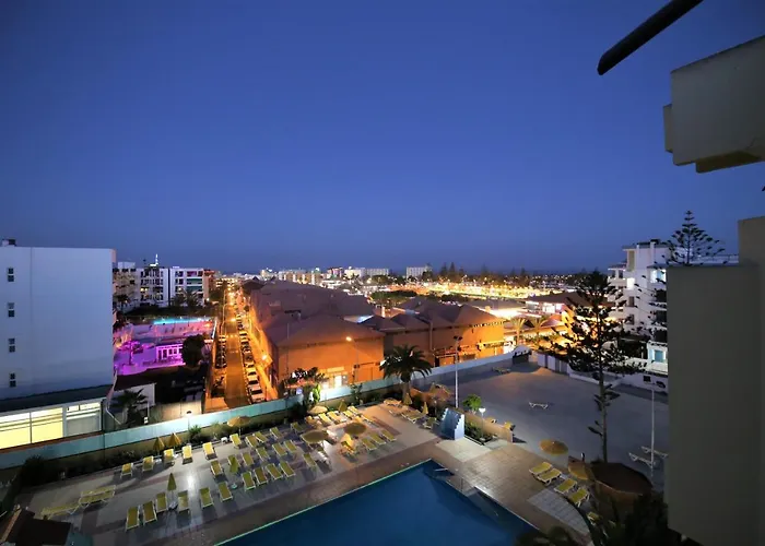 Overlooking Yumbo Centre With Heated Pool *