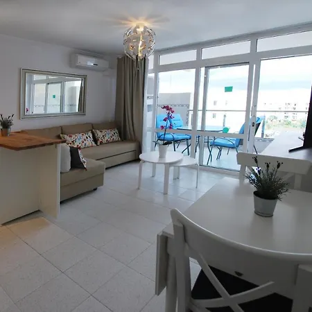 Overlooking Yumbo Centre With Heated Pool Apartment