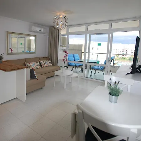 Overlooking Yumbo Centre With Heated Pool