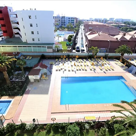 Overlooking Yumbo Centre With Heated Pool Apartment