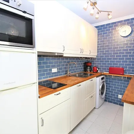 Overlooking Yumbo Centre With Heated Pool Apartment *