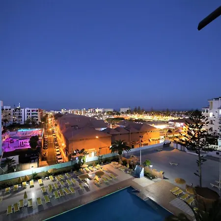 Overlooking Yumbo Centre With Heated Pool *