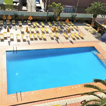 Overlooking Yumbo Centre With Heated Pool Apartment