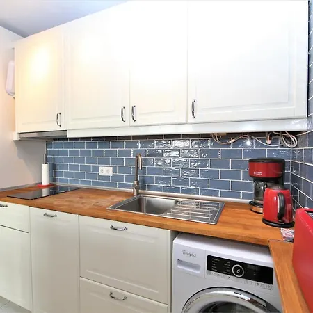 Apartment Overlooking Yumbo Centre With Heated Pool *