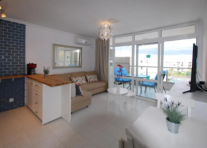 Overlooking Yumbo Centre With Heated Pool