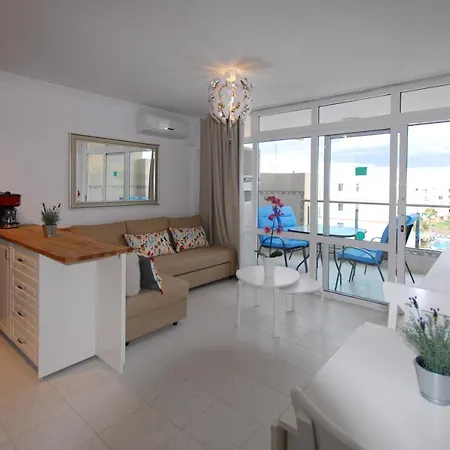 Overlooking Yumbo Centre With Heated Pool