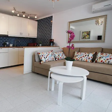 Overlooking Yumbo Centre With Heated Pool *