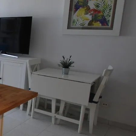 Overlooking Yumbo Centre With Heated Pool *